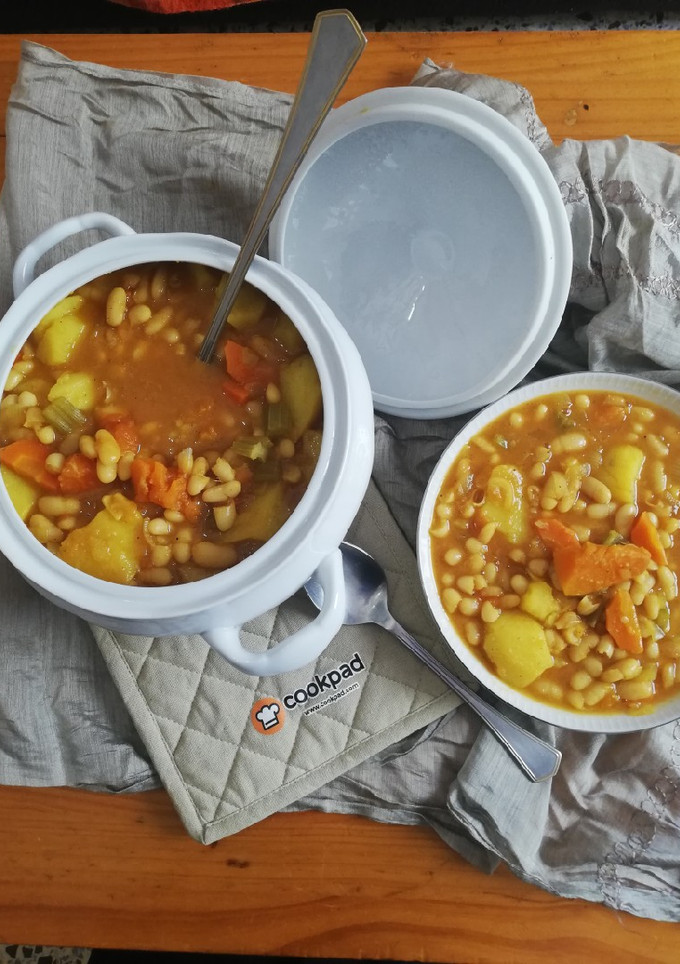 Una foto de Potaje de Alubias blancas con calabaza y patata