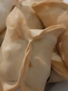 Una foto de Empanada de cordero cortada a cuchillo