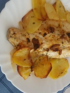 Una foto de Lubina a la espalda con patatas