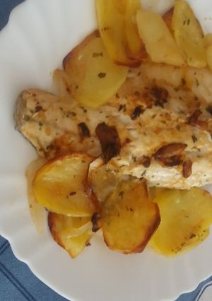 Foto principal de Lubina a la espalda con patatas