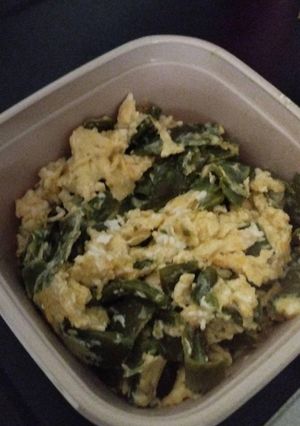 Una foto de Habichuelas verdes con ajito y huevo