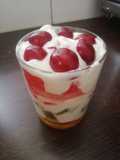 Vaso de yogur griego con frutas de temporada