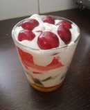 Vaso de yogur griego con frutas de temporada
