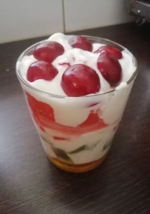 Una foto de Vaso de yogur griego con frutas de temporada