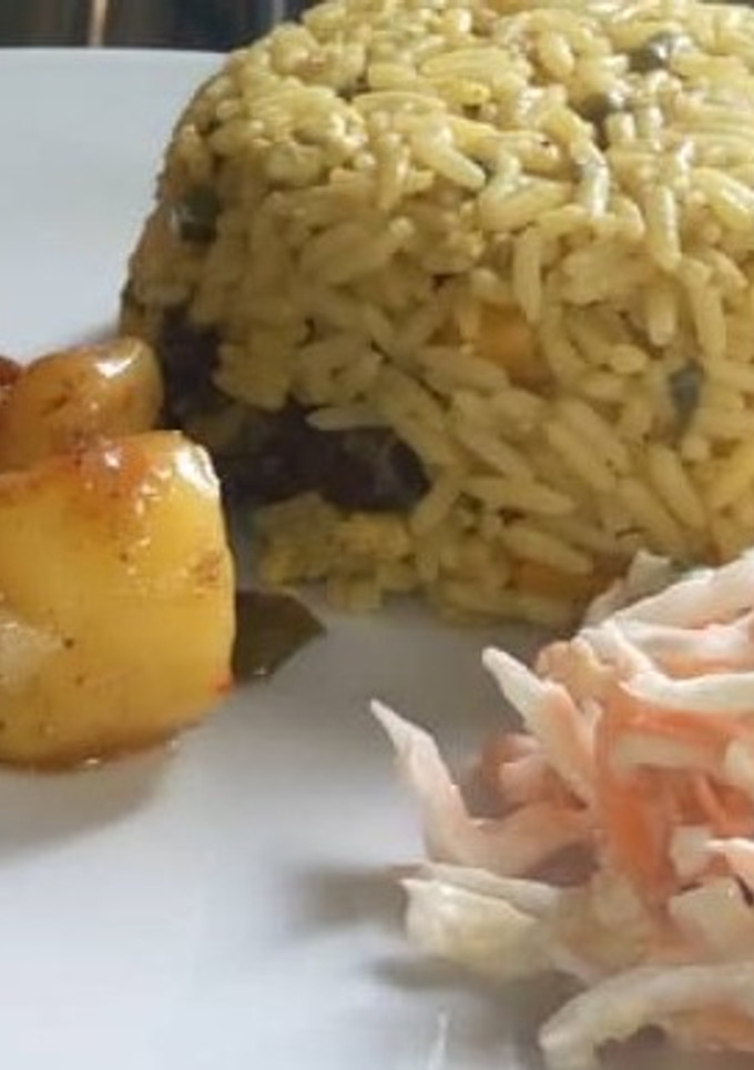 A picture of Jallof rice couslour with aresh souce.