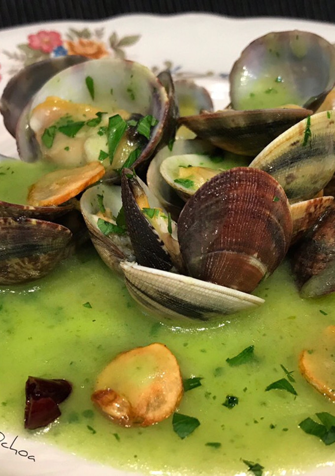 Una foto de Almejas en salsa verde