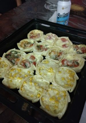 Una foto de Canastitas de caprese, choclo y cebolla, jamón y queso