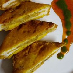 A picture of Bread Pakoda.
