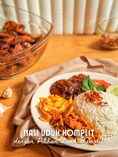 Foto resep Nasi Uduk Rice Cooker dengan Lauk Favorit