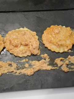 Una foto de Pasta rellena y salsa de sobrasada