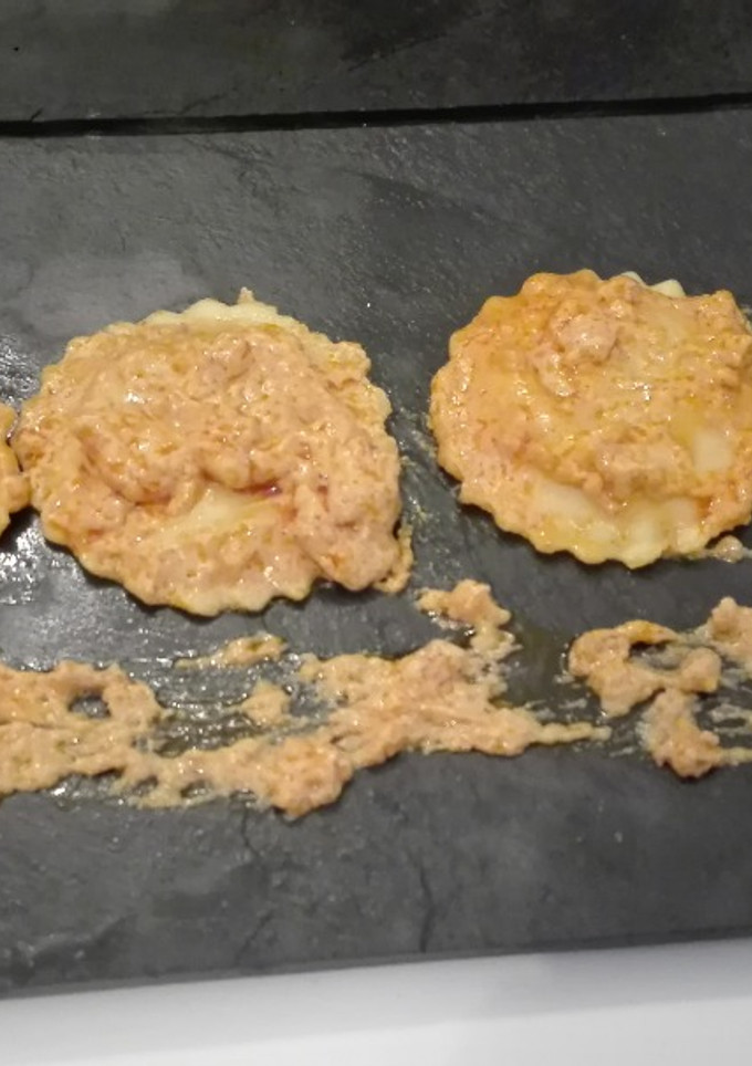 Una foto de Pasta rellena y salsa de sobrasada