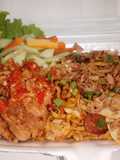 Mie goreng spesial topping ayam geprek + acar segar