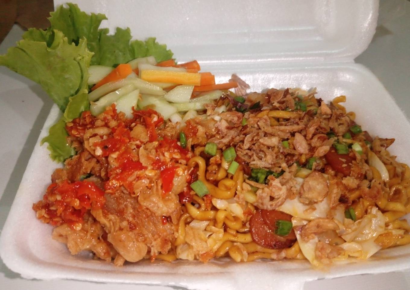 Resep Mie goreng spesial topping ayam geprek + acar segar, Enak