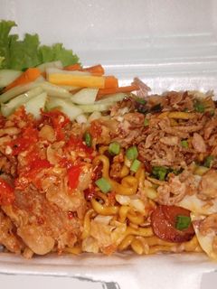 Foto resep Mie goreng spesial topping ayam geprek + acar segar