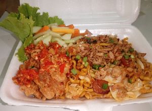 Foto resep Mie goreng spesial topping ayam geprek + acar segar