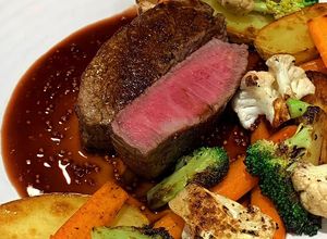 Hình của món Steak night - balsamic redwine sauce.