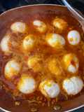 Huevitos duros con salsa