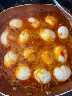 Una foto de Huevitos duros con salsa