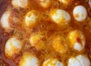 Una foto de Huevitos duros con salsa