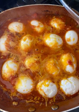 Una foto de Huevitos duros con salsa