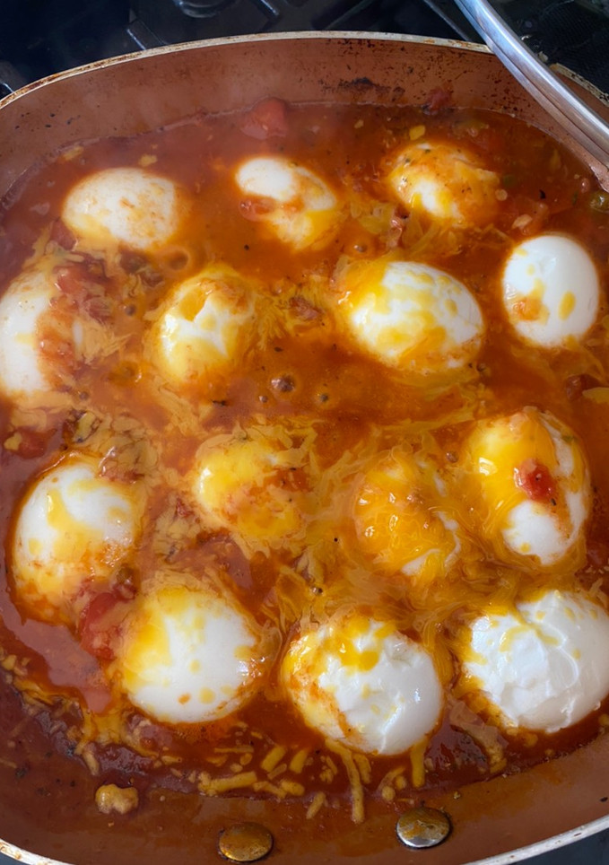 Una foto de Huevitos duros con salsa