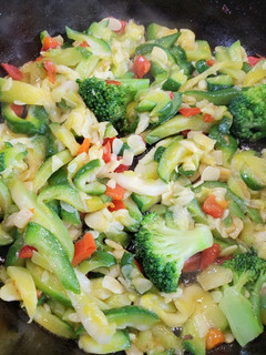 Una foto de Salteado de verduras y pollo