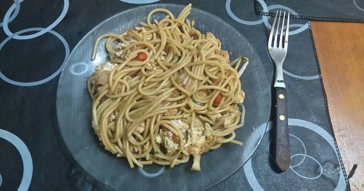 Auténticos Fideos Chinos Fritos (Chow mein) Receta de Kwan - Cookpad