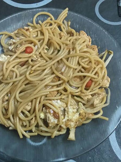 Una foto de Chow mein de pollo (fideos chinos)