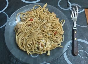 Una foto de Chow mein de pollo (fideos chinos)