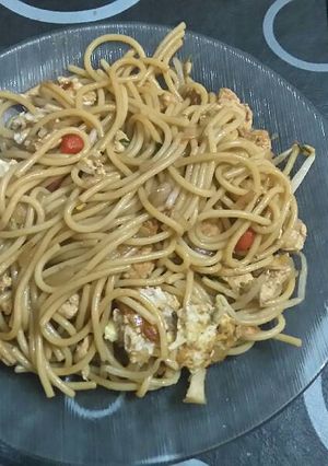Una foto de Chow mein de pollo (fideos chinos)