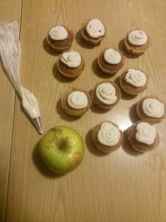 Una foto de Cupcakes de manzana y canela con frosting de queso