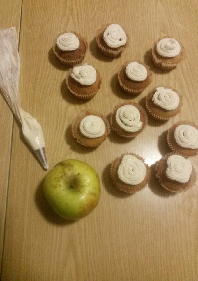 Una foto de Cupcakes de manzana y canela con frosting de queso