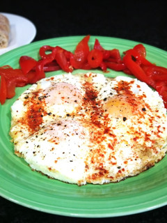 Una foto de Huevos sobre queso crujiente