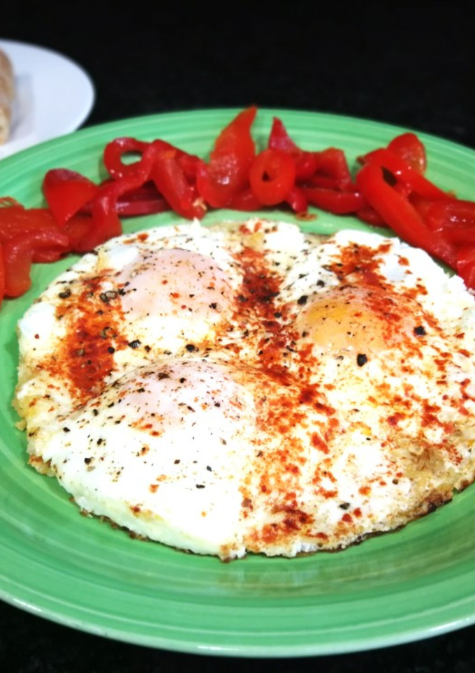 Una foto de Huevos sobre queso crujiente