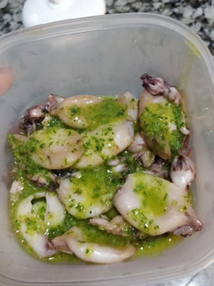 Una foto de Chipirones a la plancha con salsa verde