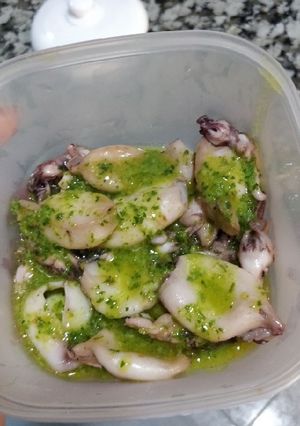 Una foto de Chipirones a la plancha con salsa verde