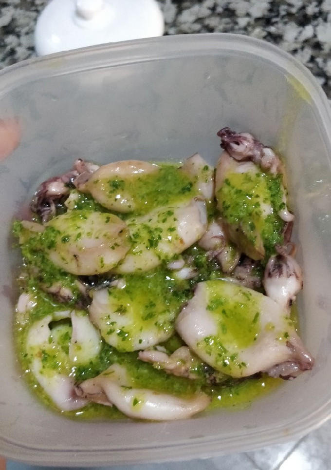 Una foto de Chipirones a la plancha con salsa verde