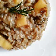 Foto di Risotto con radicchio, mele, rosmarino e formaggio filante