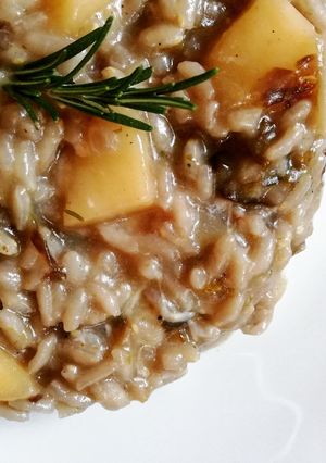 Foto di Risotto con radicchio, mele, rosmarino e formaggio filante
