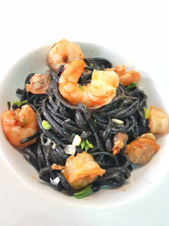 Una foto de Linguini negro de sepia con frutos del mar