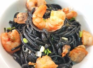 Una foto de Linguini negro de sepia con frutos del mar