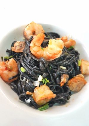 Una foto de Linguini negro de sepia con frutos del mar