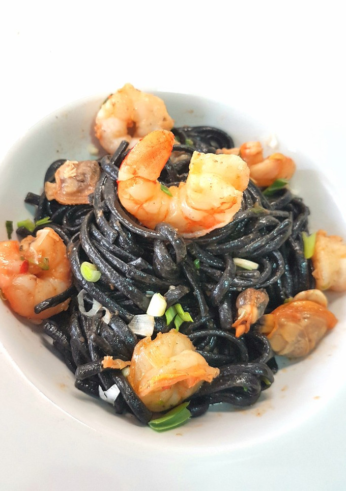 Una foto de Linguini negro de sepia con frutos del mar
