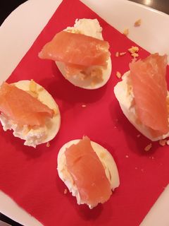 Una foto de Huevos rellenos de queso y salmón ahumado