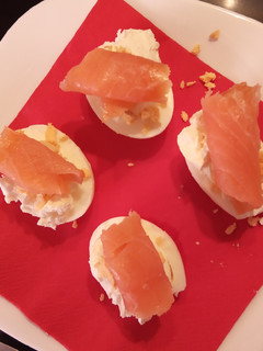 Una foto de Huevos rellenos de queso y salmón ahumado