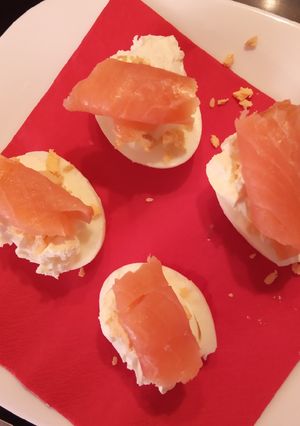Foto principal de Huevos rellenos de queso y salmón ahumado