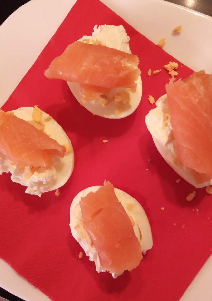 Una foto de Huevos rellenos de queso y salmón ahumado