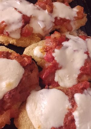 Una foto de Milanesas Napolitanas Sin Tacc Mix Airfryer y Horno 😋🐷🍅