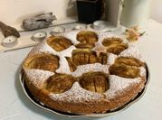 Una foto de kuchen de manzana polvo de hornear