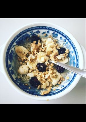 A picture of Fruity granola porridge.